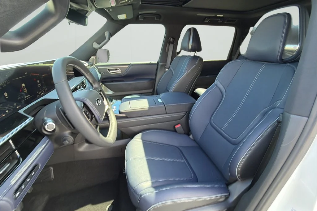 New 2027 2T RADIANT WHIT INFINITI Sport 4WD image 17