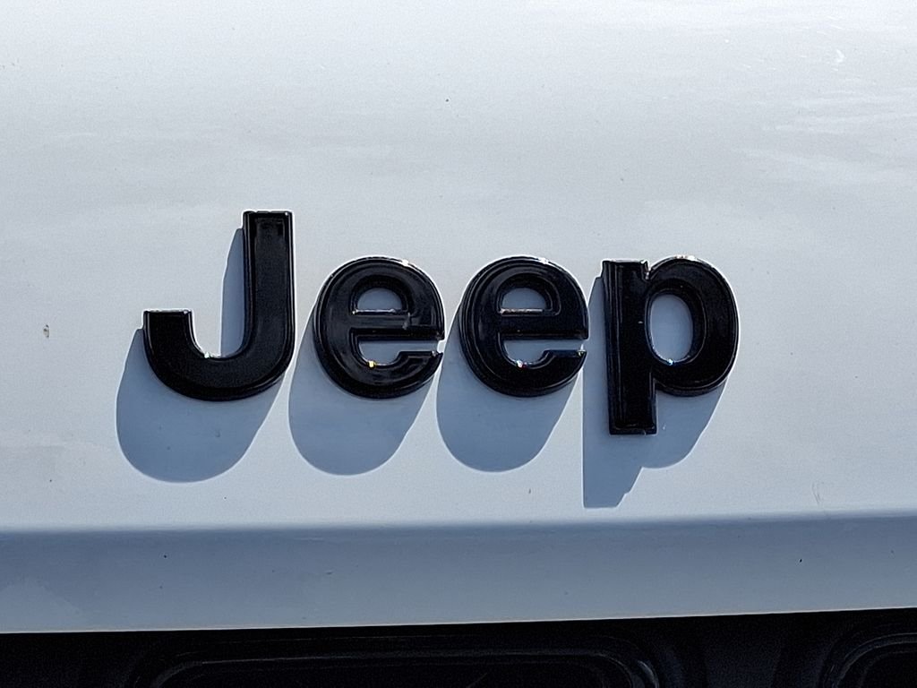 Used 2023 White Jeep Altitude image 9