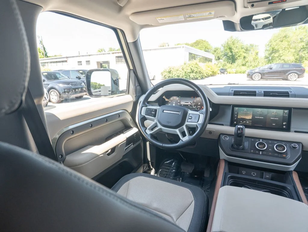 Used 2024 Green Land Rover X-Dynamic SE image 18