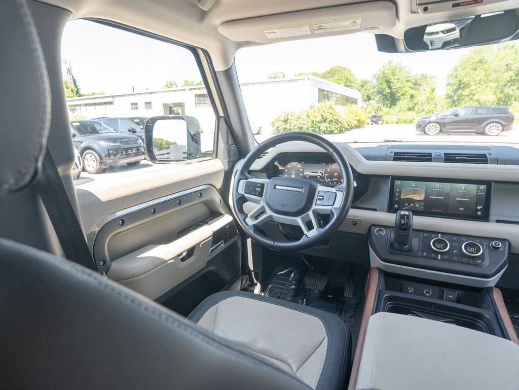 Used 2024 Green Land Rover X-Dynamic SE image 18
