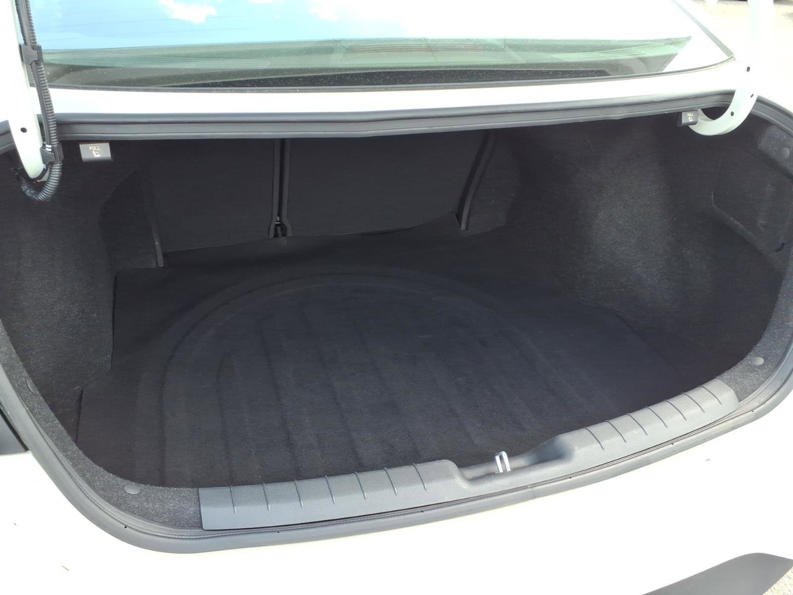 Used 2019 Quartz White Pearl Hyundai SE image 22