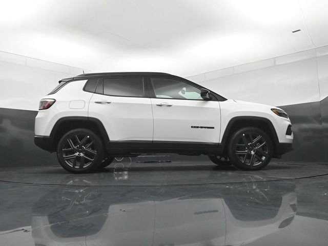 New 2026 Bright White Clear-Coat Exterior Paint Jeep Limited image 24