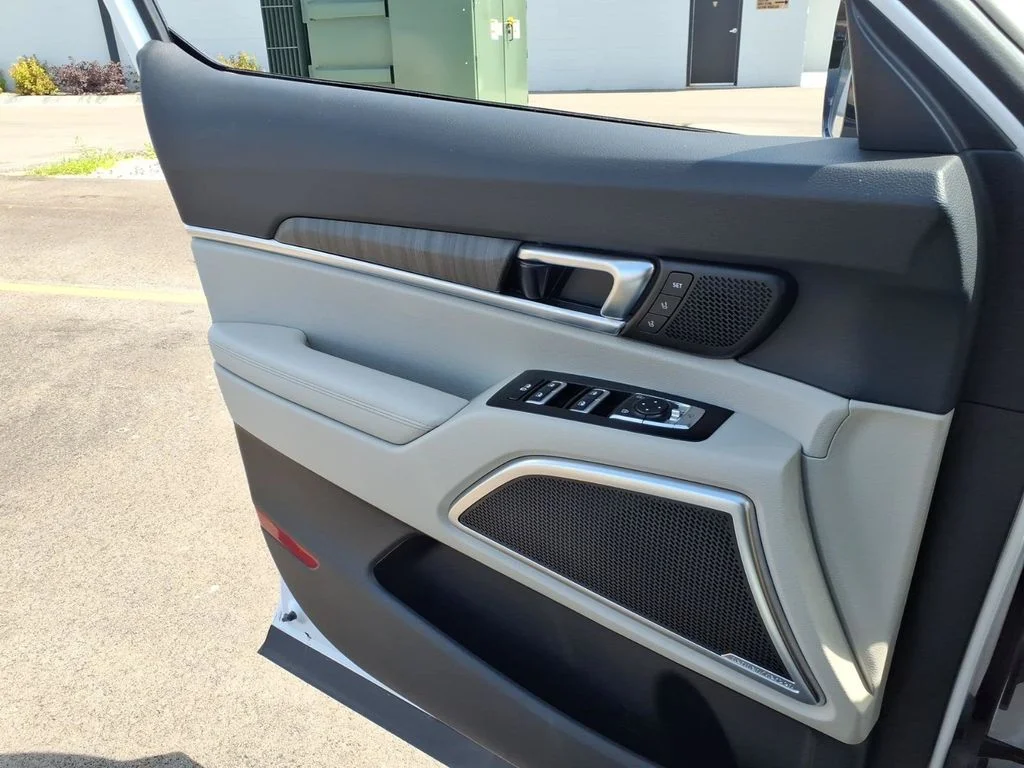 Used 2023 White Kia SX-Prestige image 32