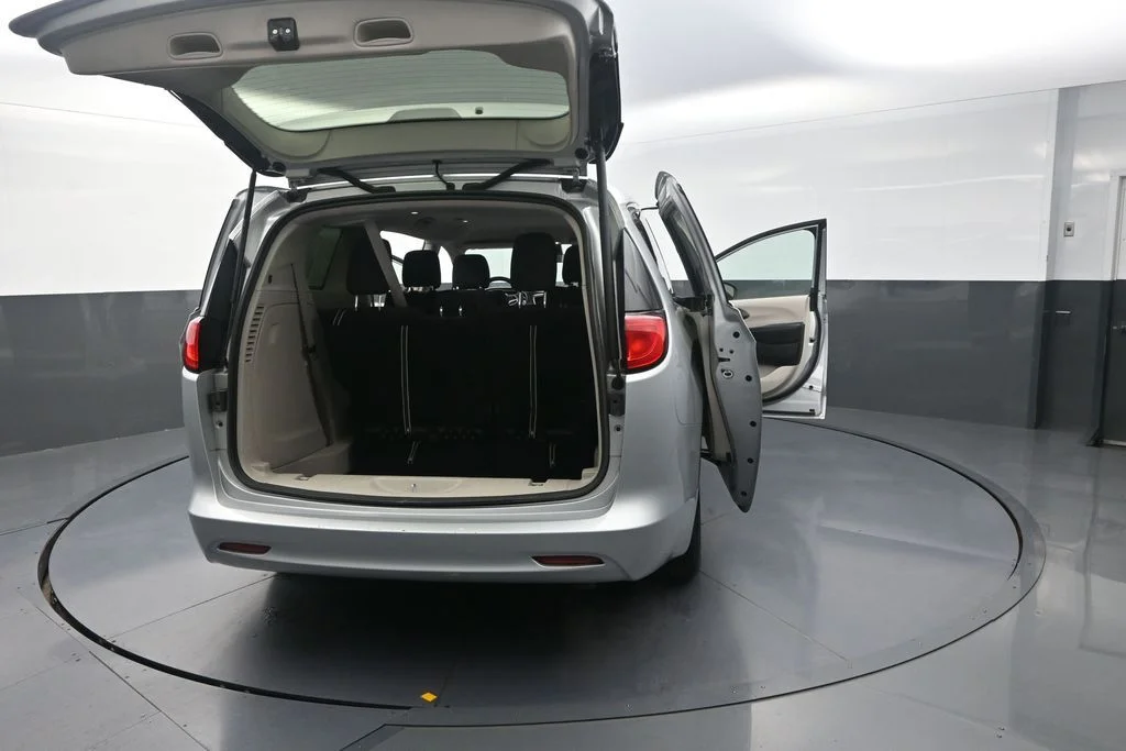 Used 2022 Silver Chrysler LX image 36