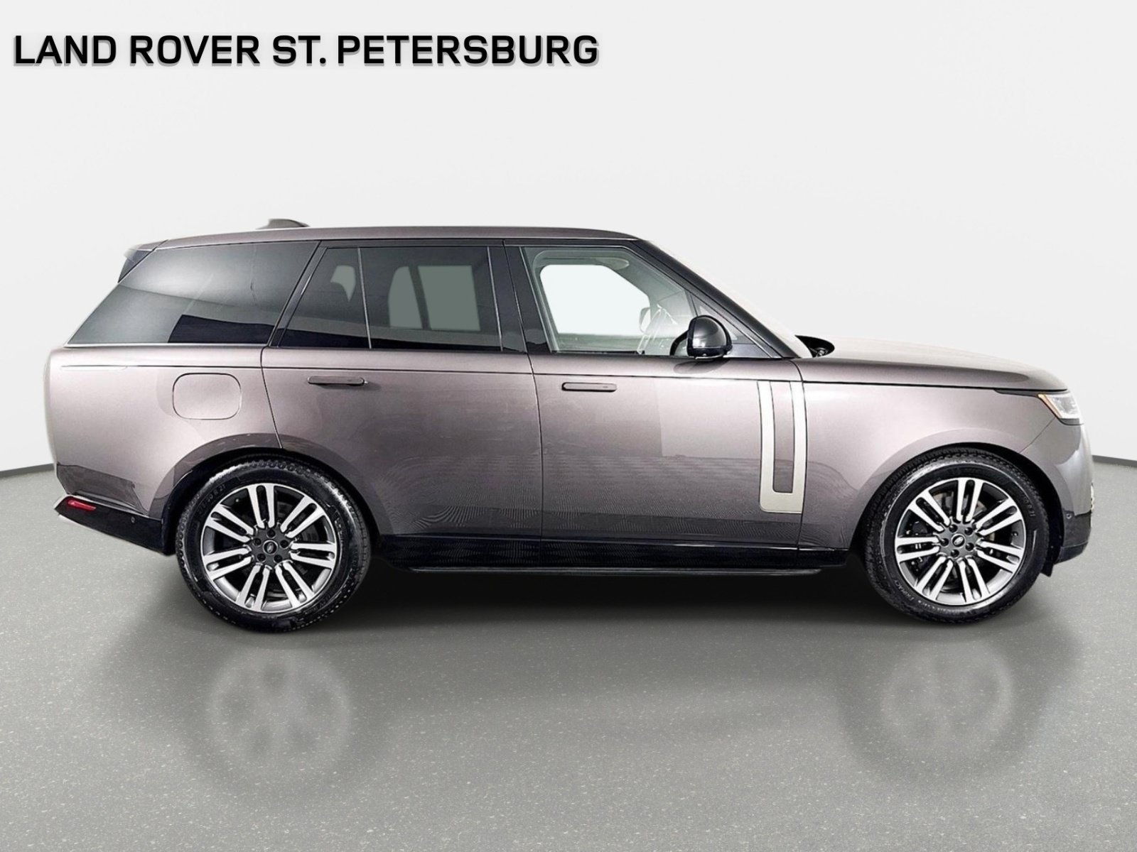 Used 2023 Charente Gray Premium Metallic Land Rover SE image 4