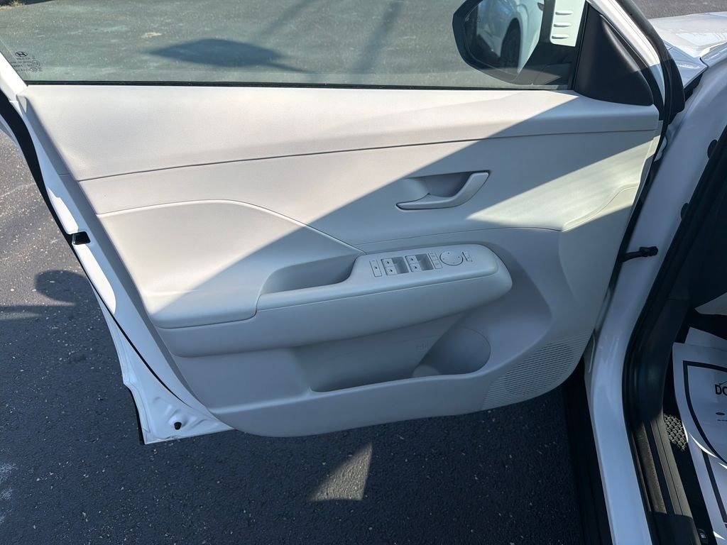 Used 2025 White Hyundai SEL image 12