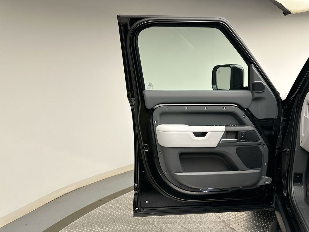 New 2026 Santorini Black Metallic Land Rover X-Dynamic SE image 9