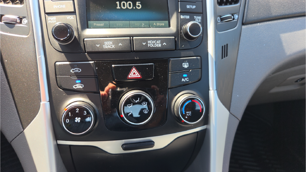 Used 2014 Black Hyundai GLS image 33