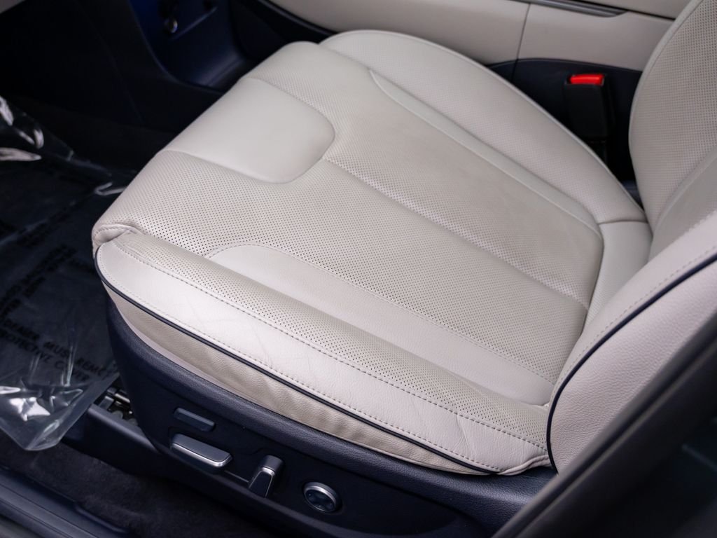 Used 2023 Graphite Hyundai Limited image 16