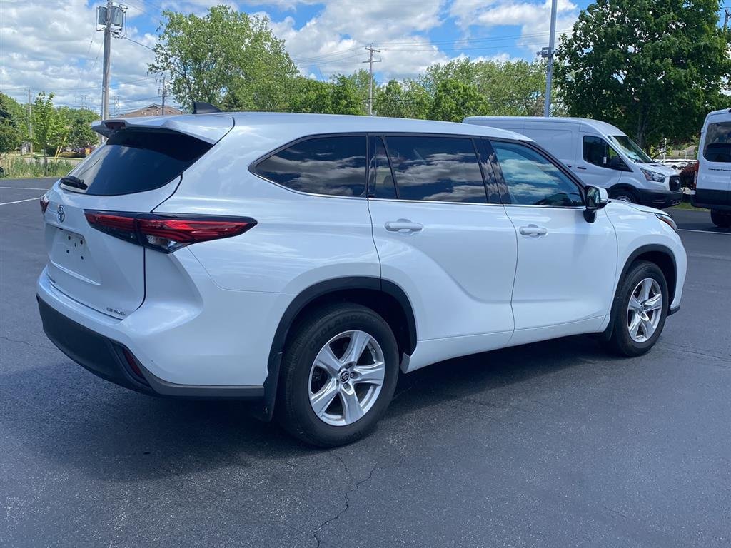 Used 2022 Wind Chill Pearl Toyota LE image 10