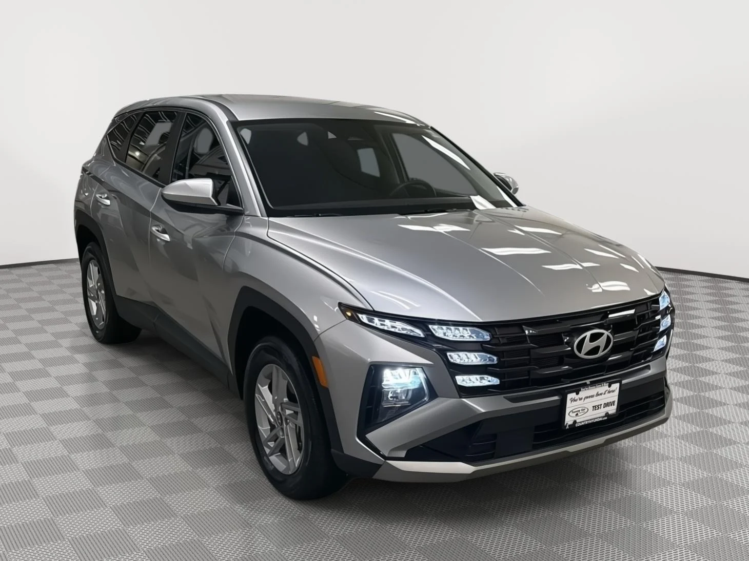 Used 2025 Shimmering Silver Hyundai SE image 3