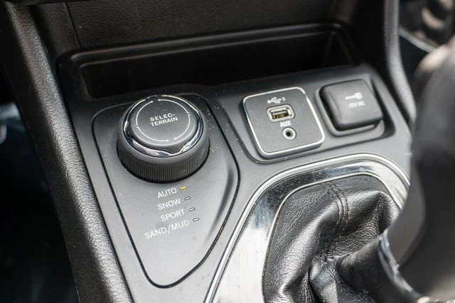 Used 2019 White Jeep Limited image 28