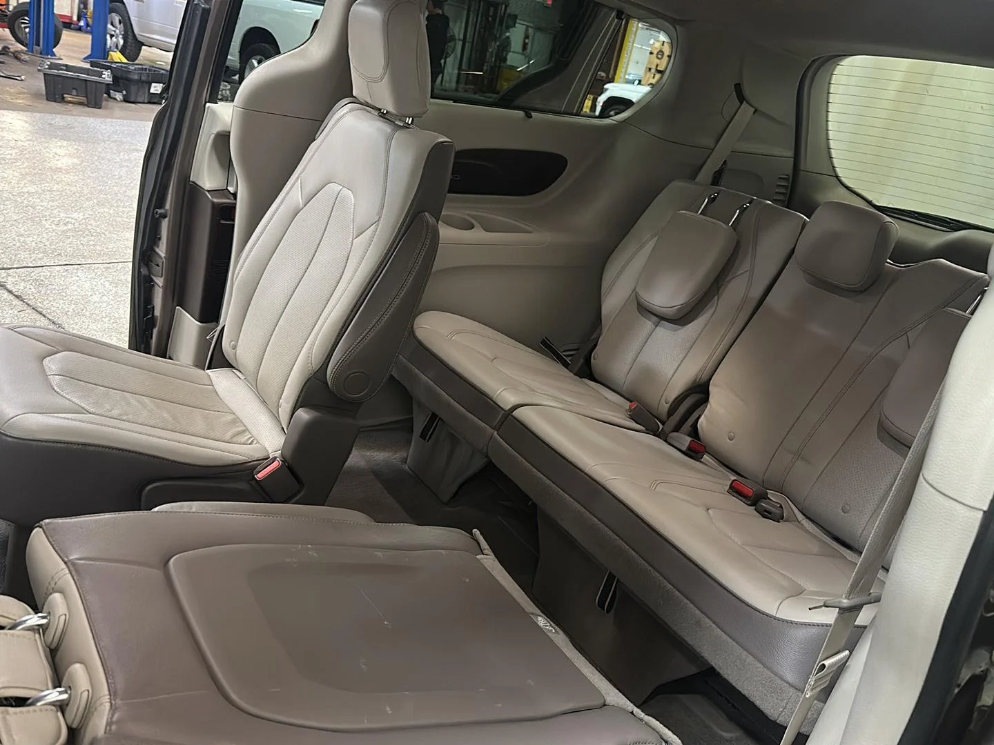Used 2018 Molten Silver Chrysler Touring L Plus image 29