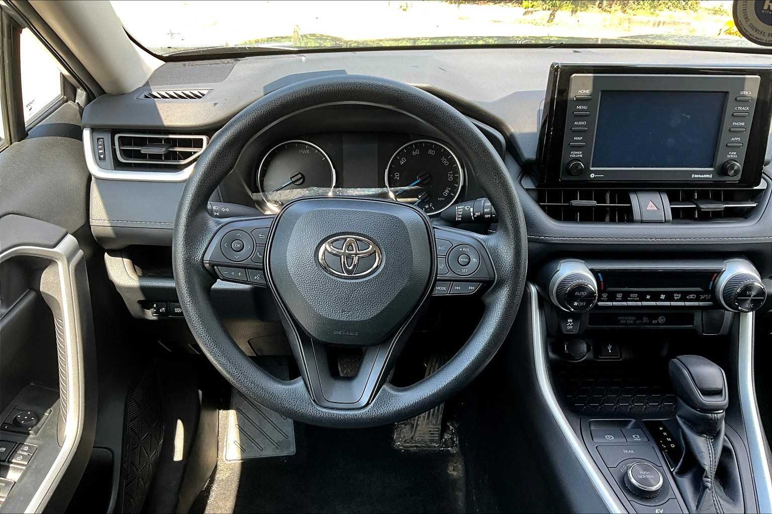 2022 Toyota RAV4 XLE - Photo 9