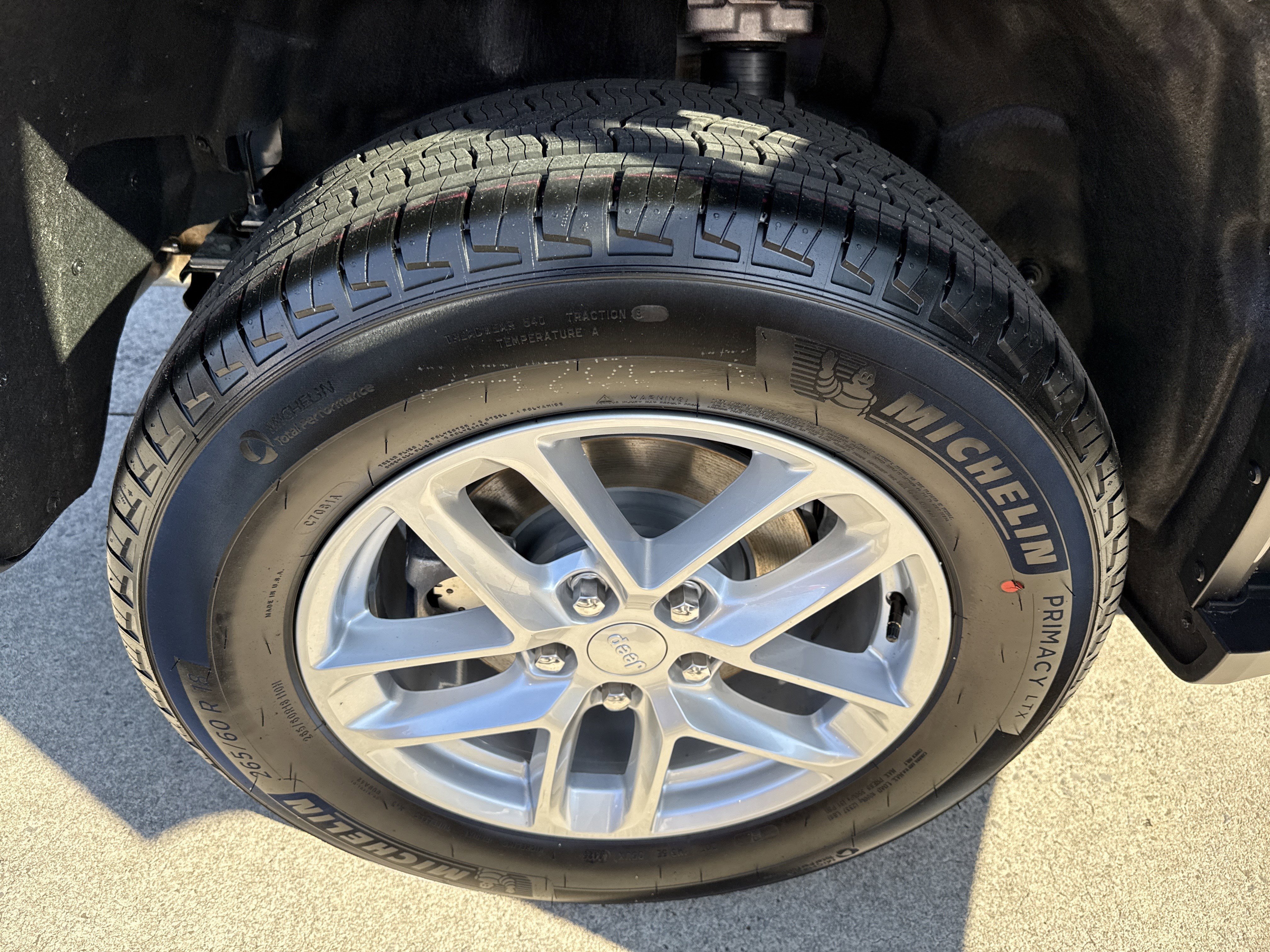 New 2025 Baltic Gray Metallic Clearcoat Jeep Laredo image 18