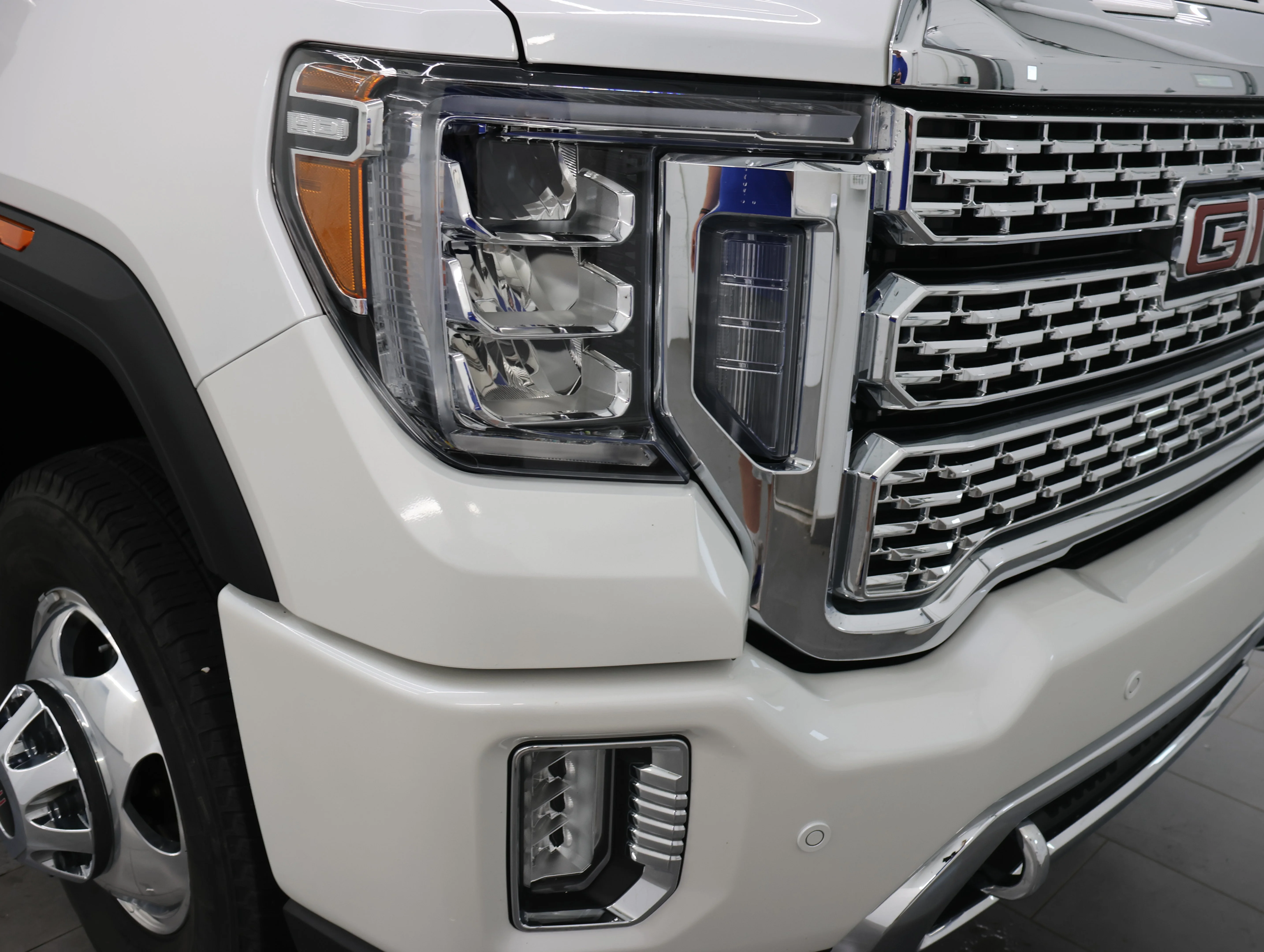 Used 2022 White Frost Tricoat GMC Denali image 28
