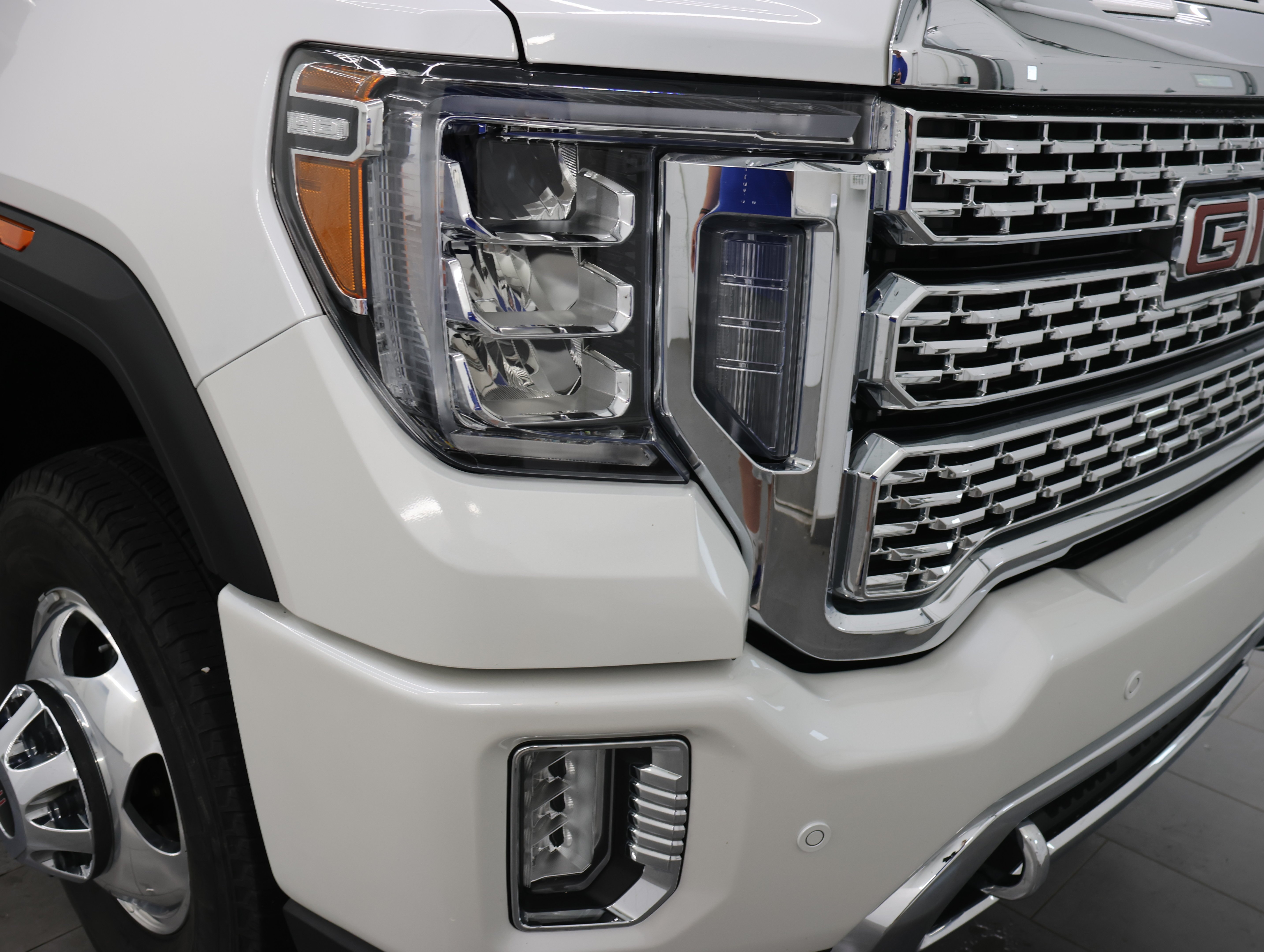 Used 2022 White Frost Tricoat GMC 4x4 Crew Cab Denali DRW: CREW-LONG-DRW-DENALI ULTIMATE-NAV-MOON-360 CAM-DIESEL-1 OWNER image 28