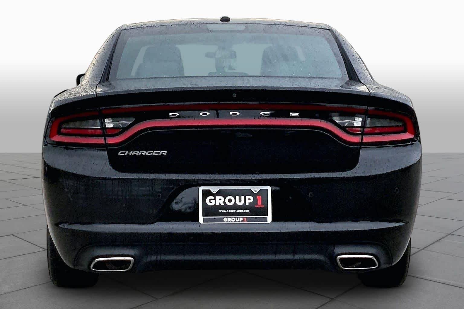 Used 2022 Pitch Black Clearcoat Dodge SXT image 5