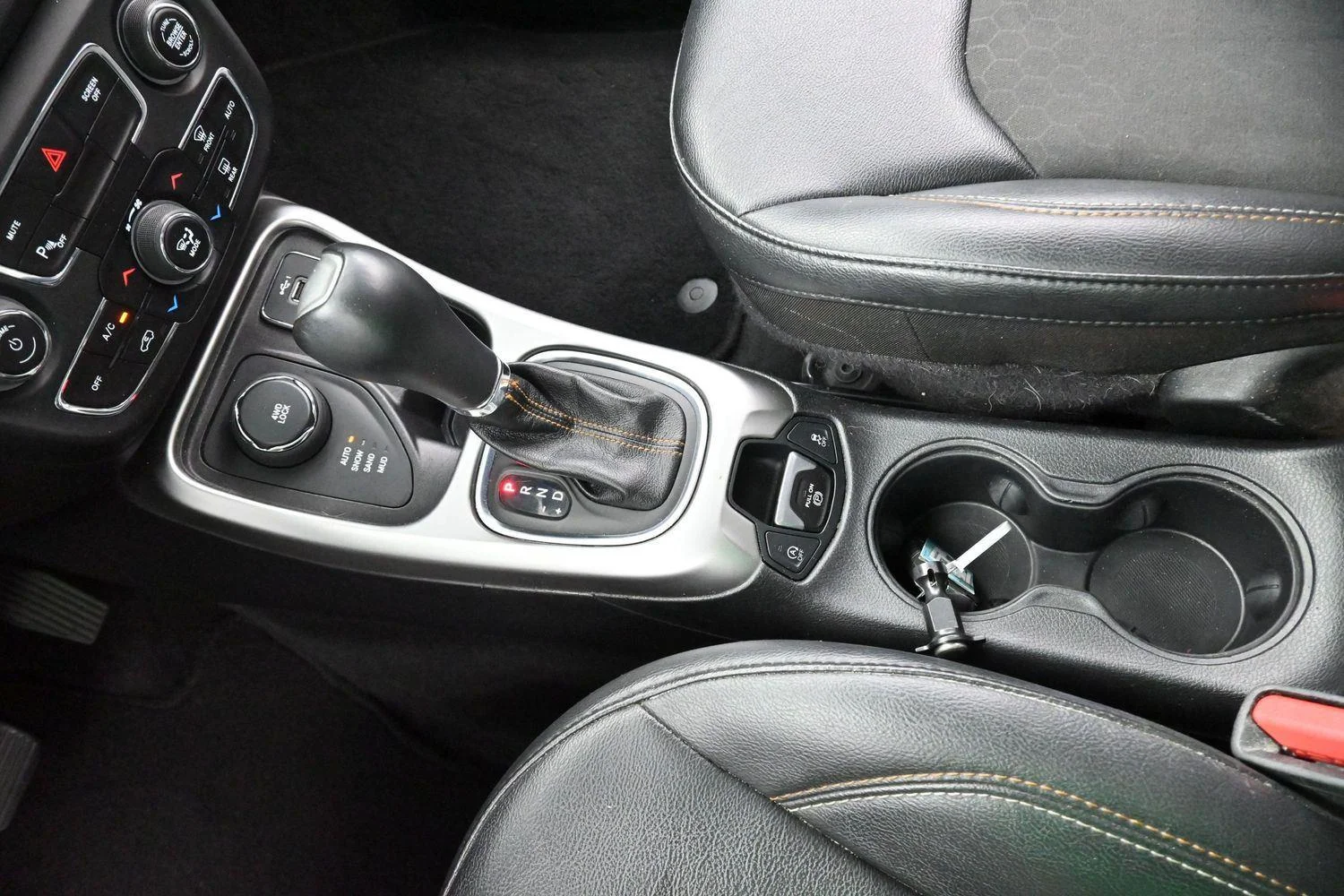 Used 2019 White Clearcoat Jeep Latitude image 24