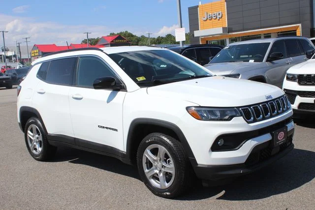 Used 2024 White Jeep Latitude image 1
