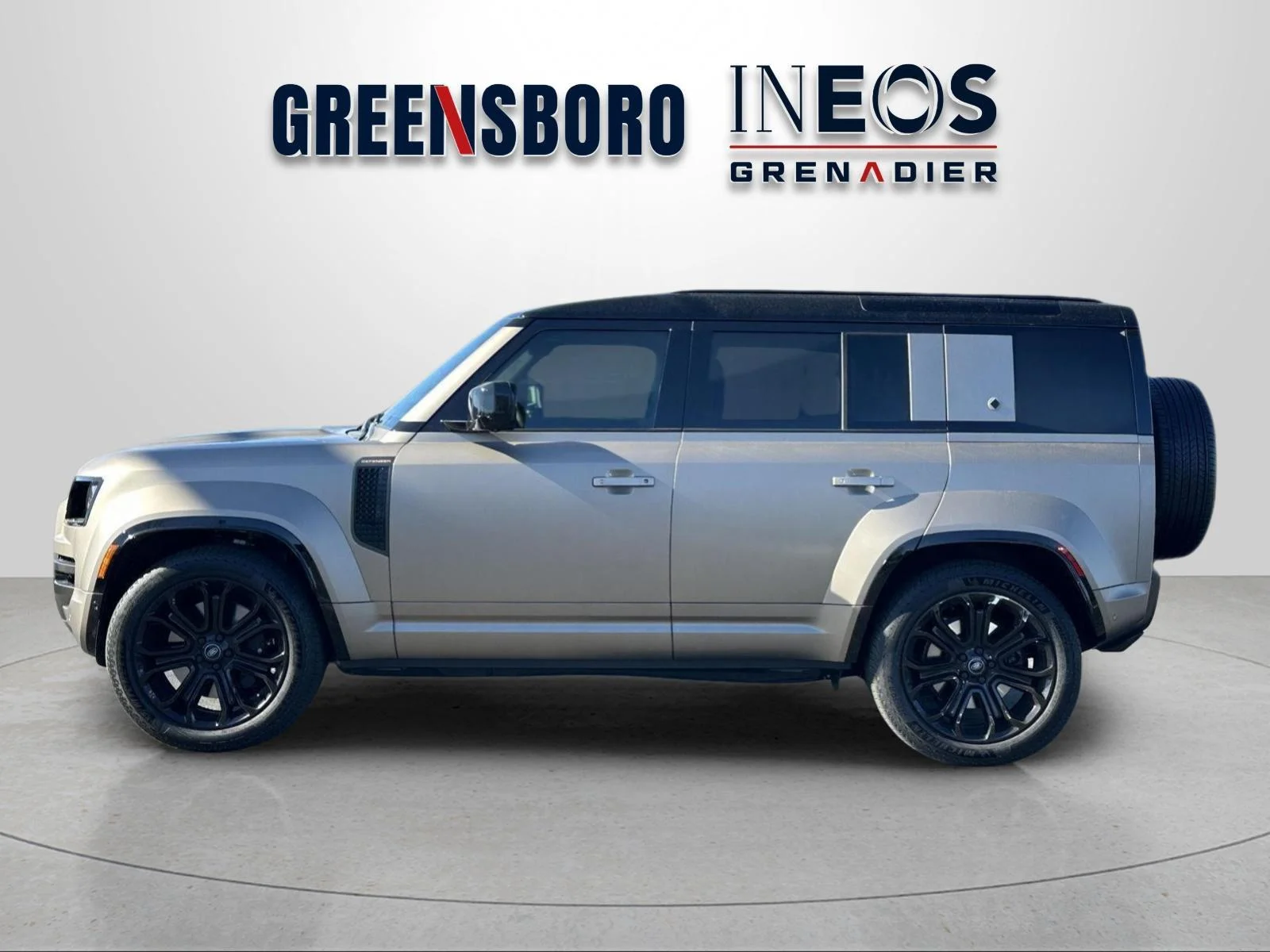 Used 2025 Petra Copper Premium Metallic Land Rover OCTA Edition One image 2