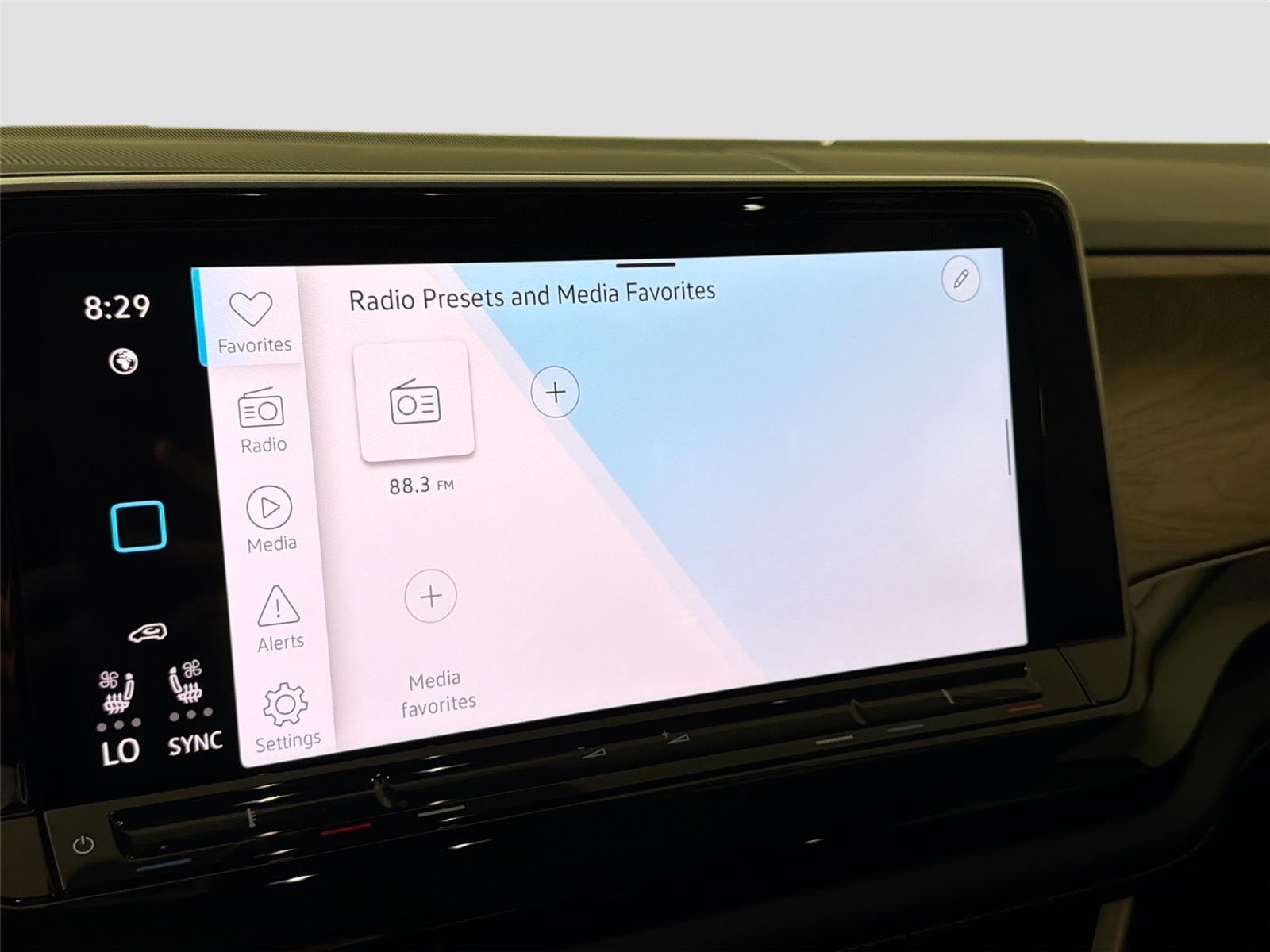 Used 2024  Volkswagen 2.0T SE w/Technology image 13