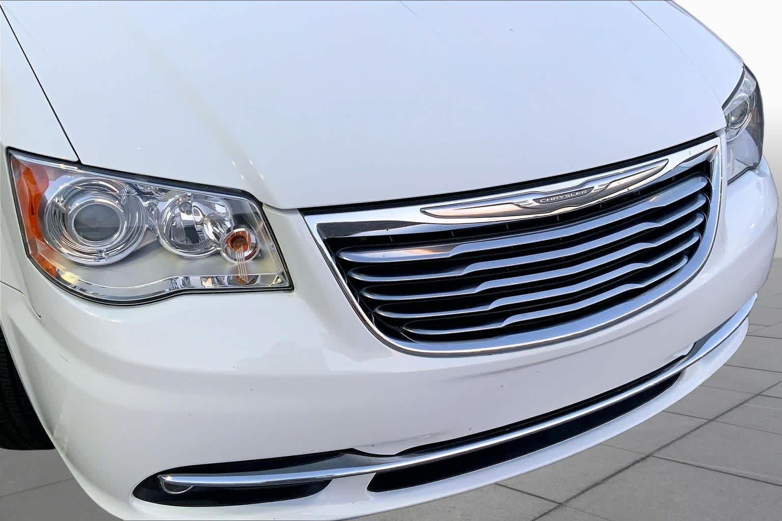 Used 2016 Bright White Clearcoat Chrysler Limited Platinum image 27