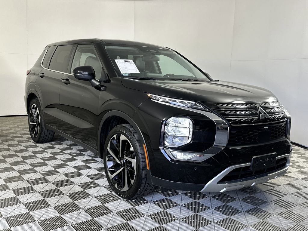 Used 2024 Labrador Black Pearl Mitsubishi SE image 2