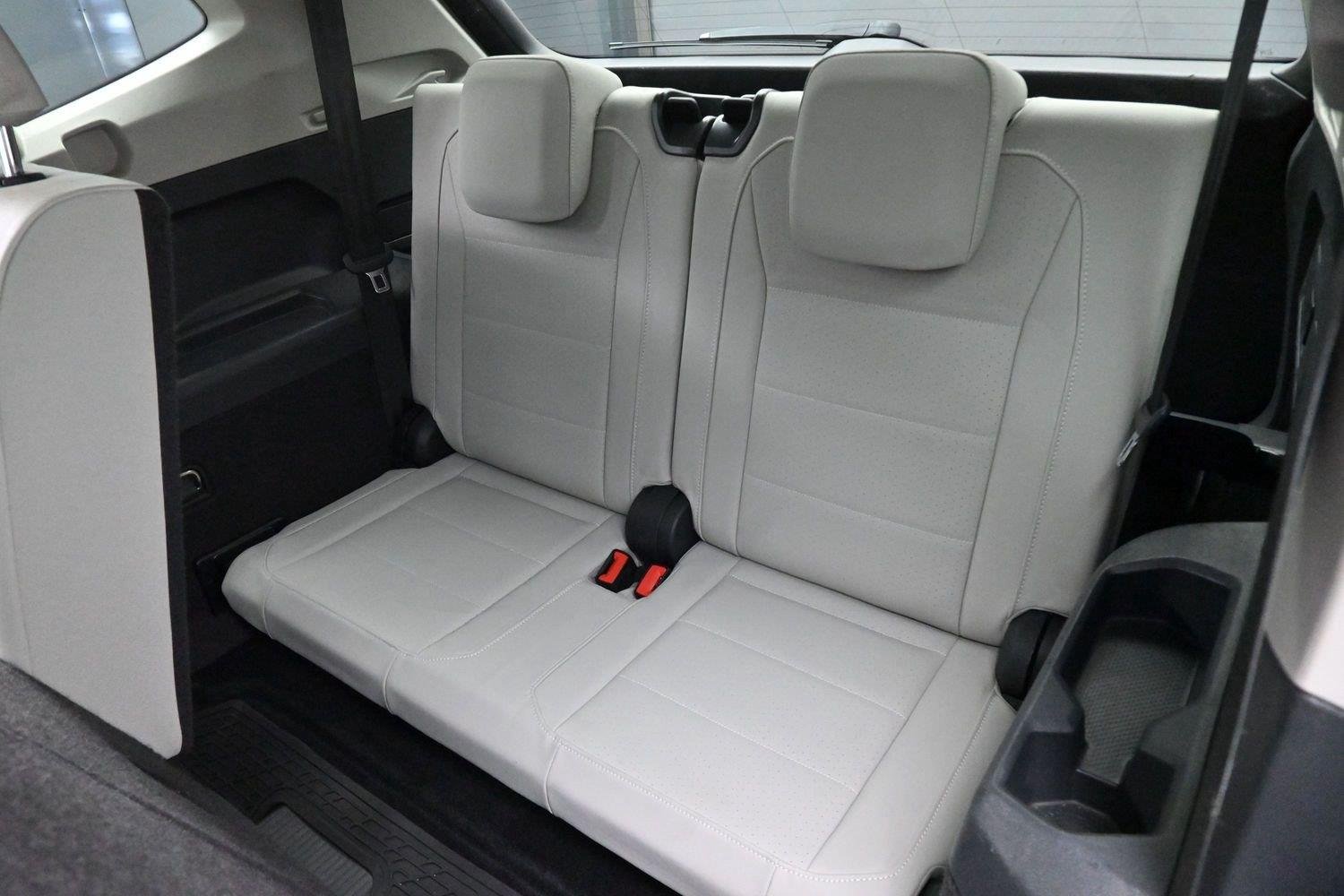 Used 2020 Deep Black Pearl Volkswagen SE image 31