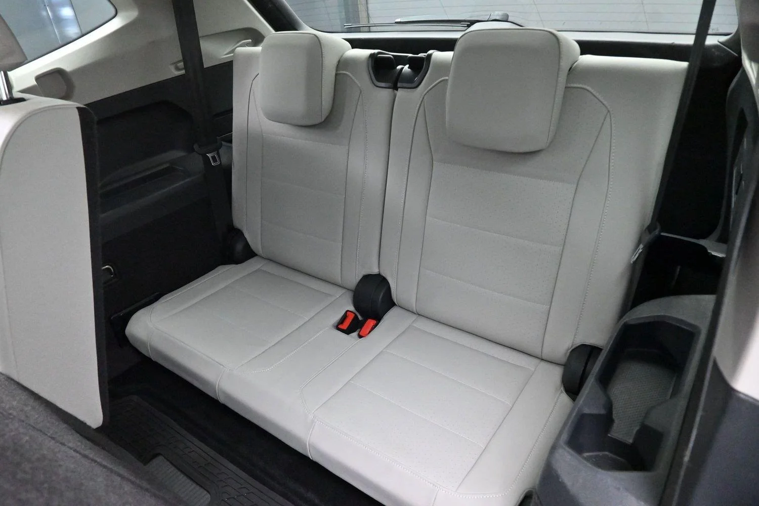 Used 2020 Deep Black Pearl Volkswagen SE image 31