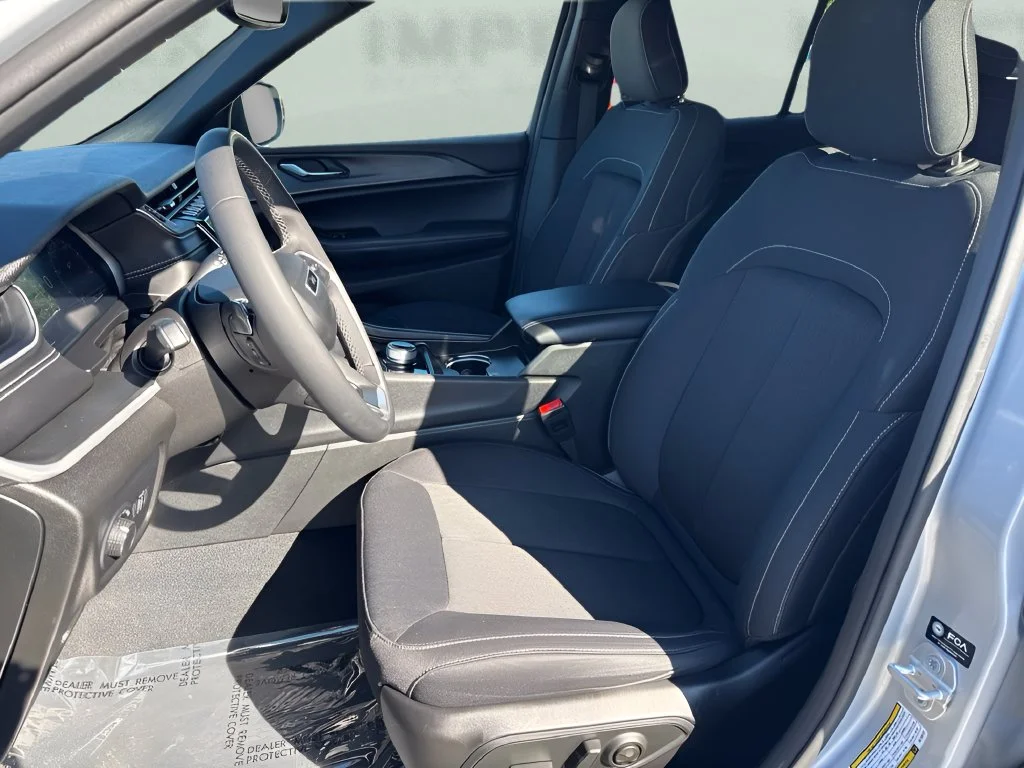 Used 2024 Silver Jeep Laredo image 9