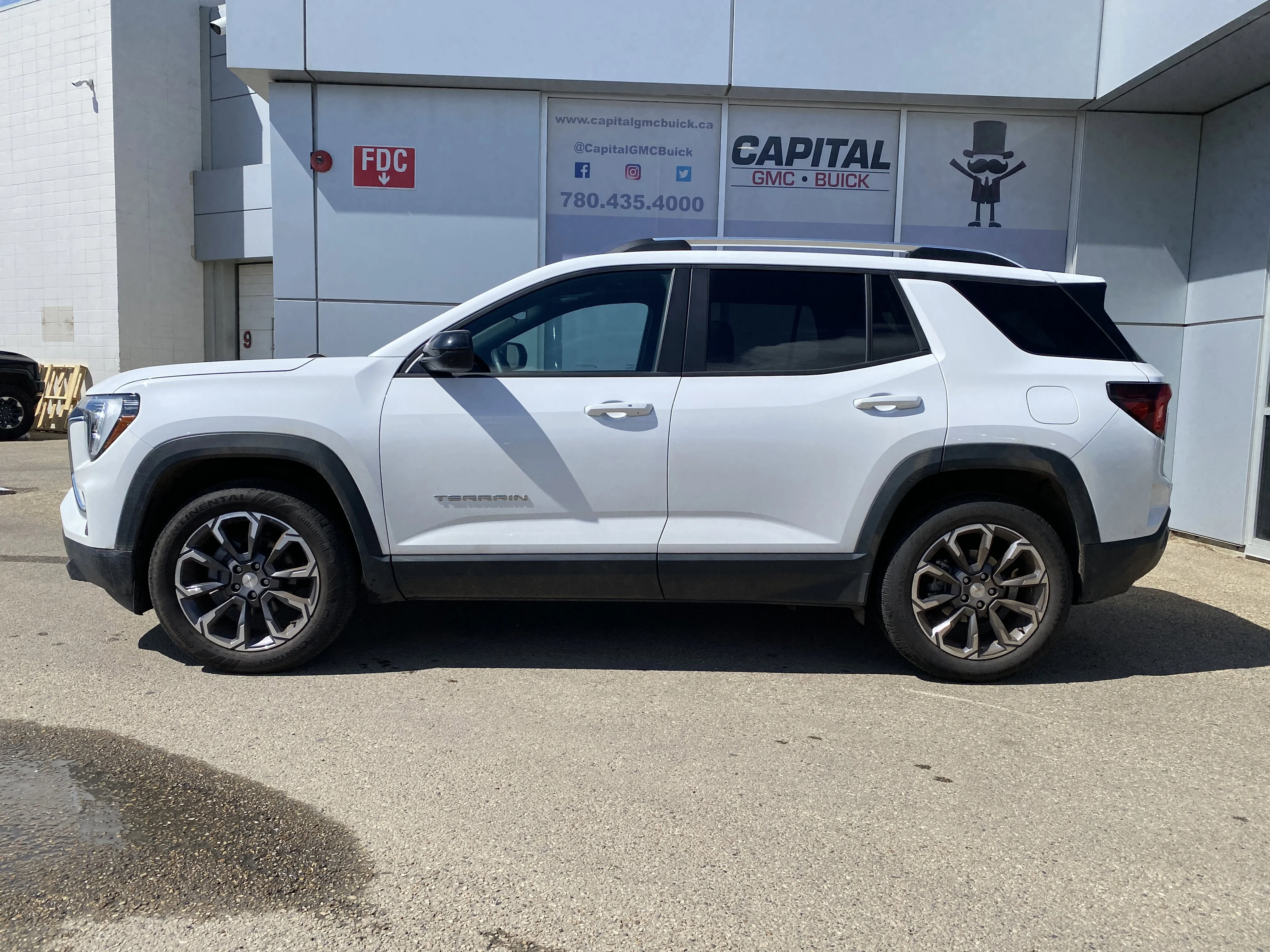 Certified Used 2026 White GMC AWD Elevation * PREMIUM PACKAGE * PANORAMIC SUNROOF * POWER TAILGATE image 2
