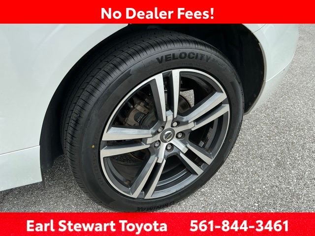 Used 2019 White Volvo T5 Momentum image 59