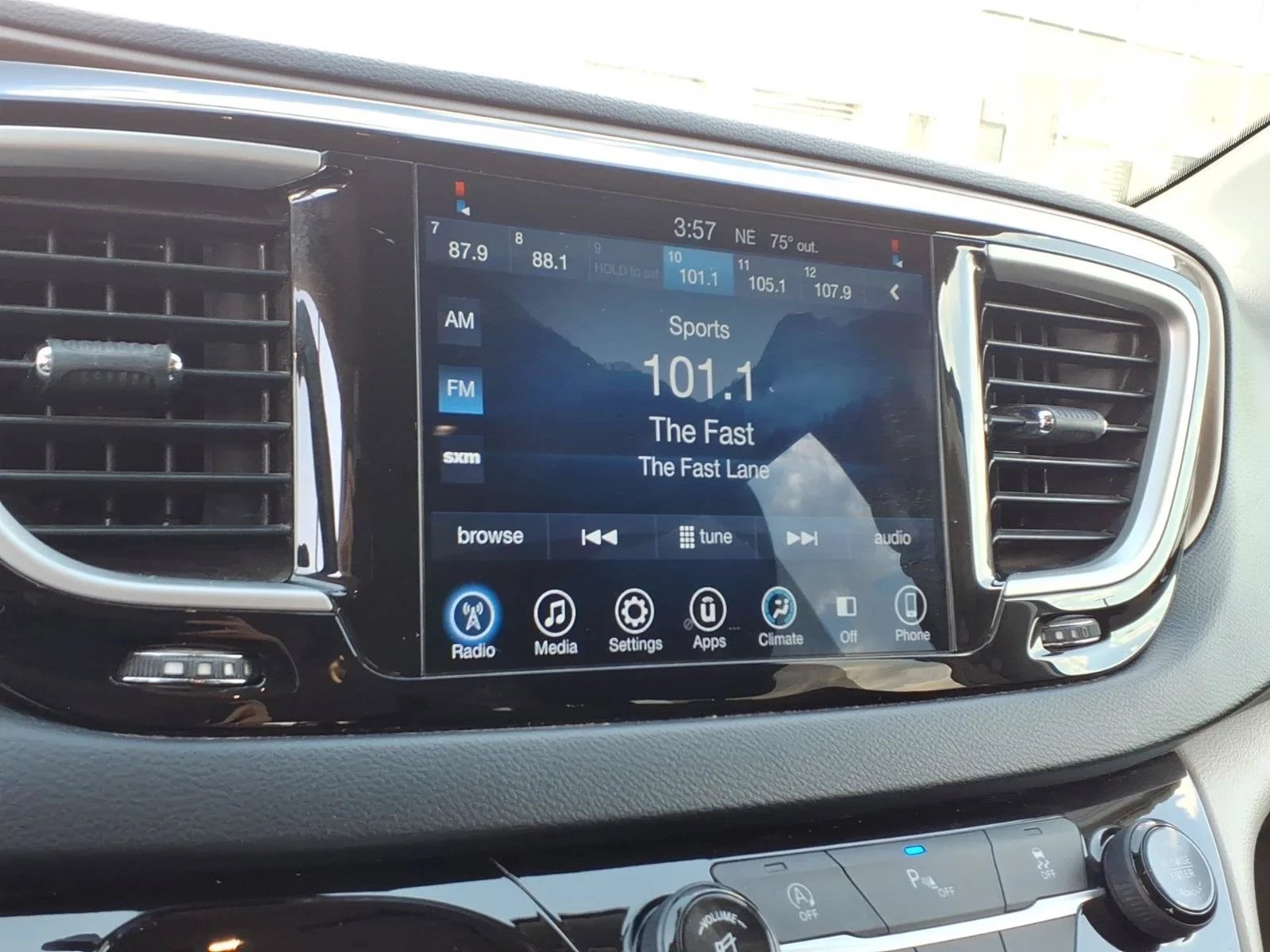 Used 2017 Brilliant Black Crystal Pearlcoat Chrysler Touring image 10