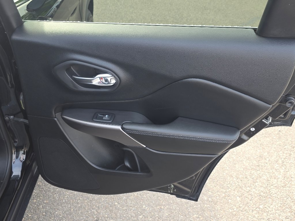 Used 2019 Diamond Black Crystal Pearl Coat Jeep Latitude Plus image 23