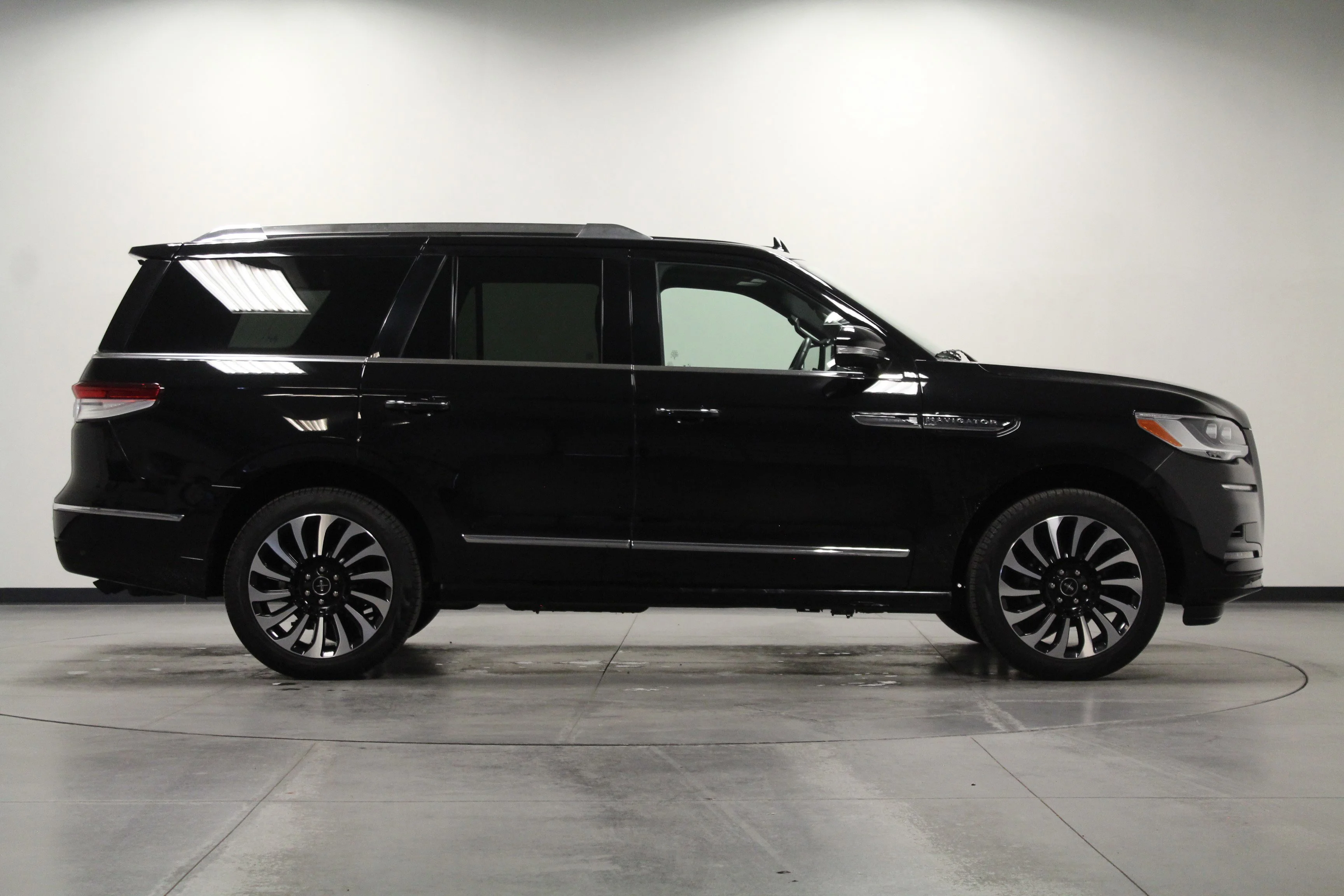 Used 2024 Infinite Black Metallic Clearcoat Lincoln Reserve image 3