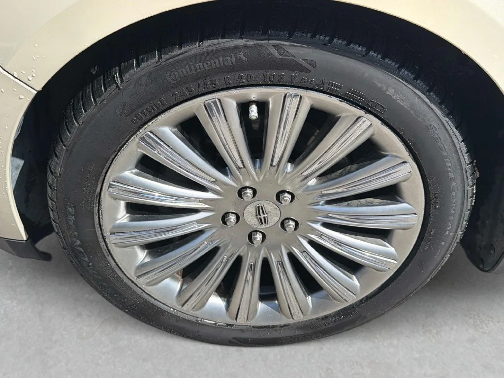 Used 2015 Silver Lincoln Base image 12
