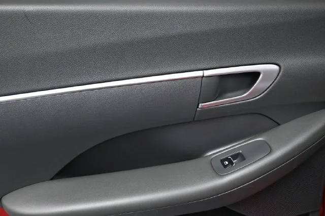 Used 2021 Red Hyundai SE image 9