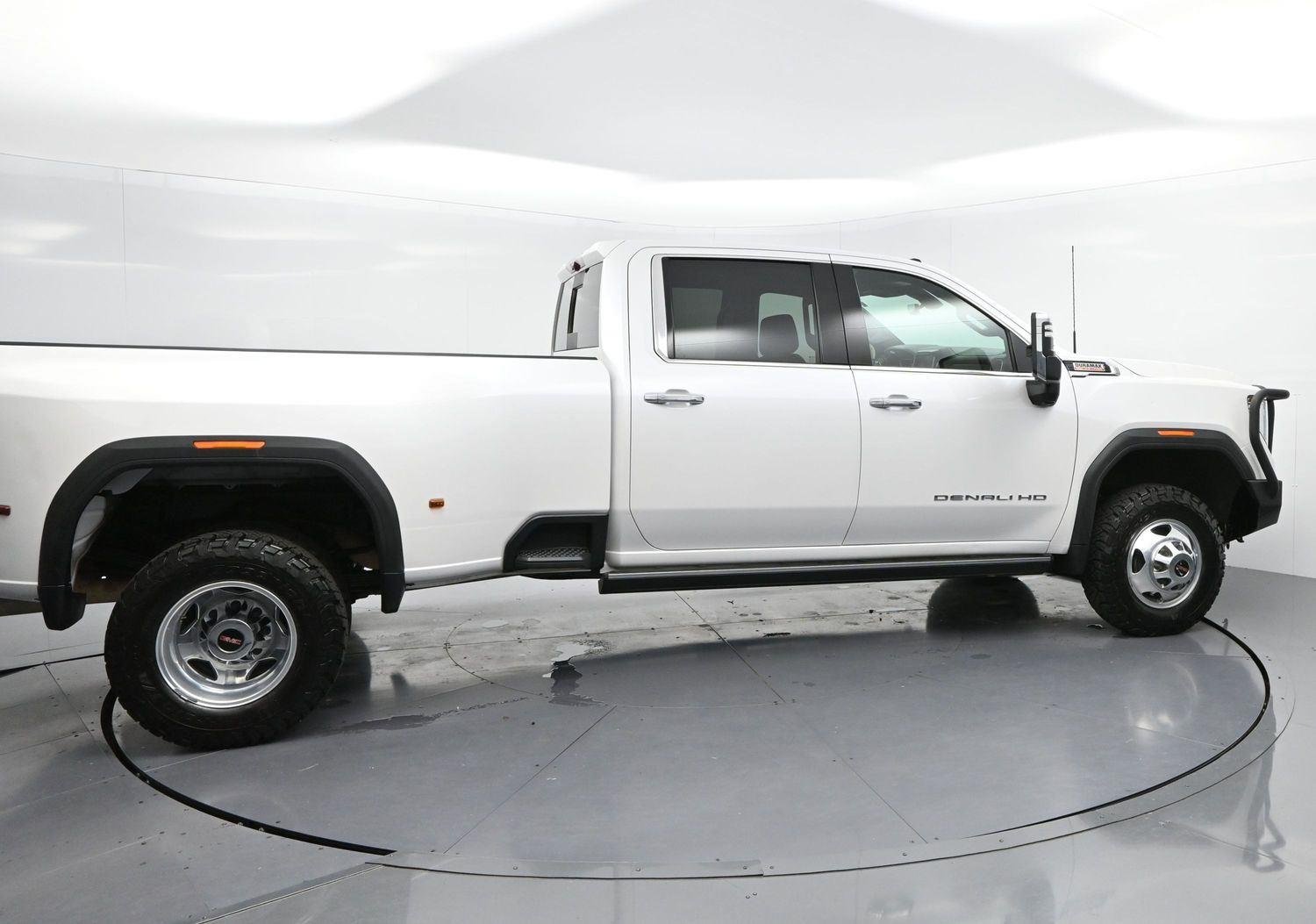 Used 2022 White Frost Tricoat GMC Denali image 8