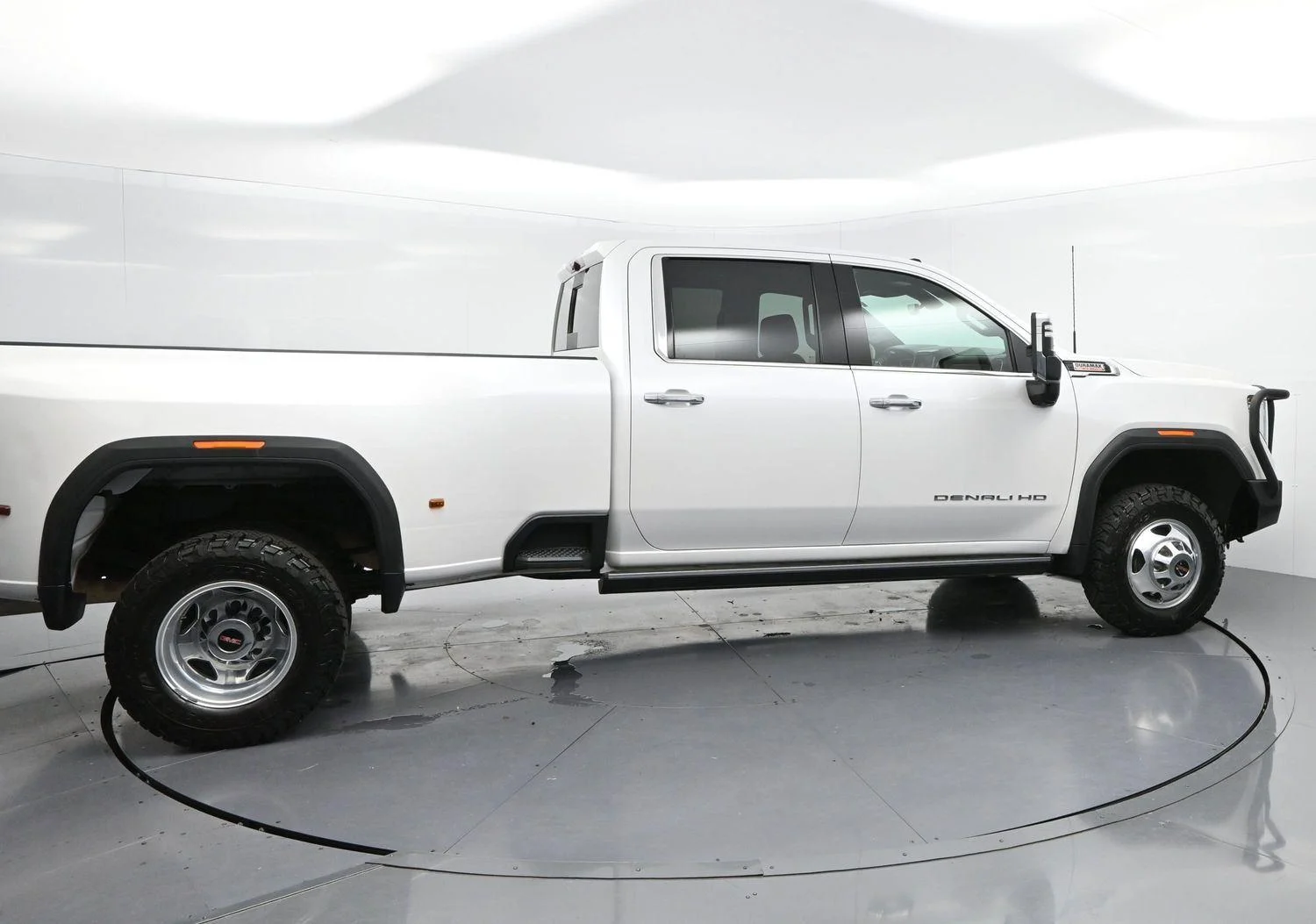 Used 2022 White Frost Tricoat GMC Denali image 8