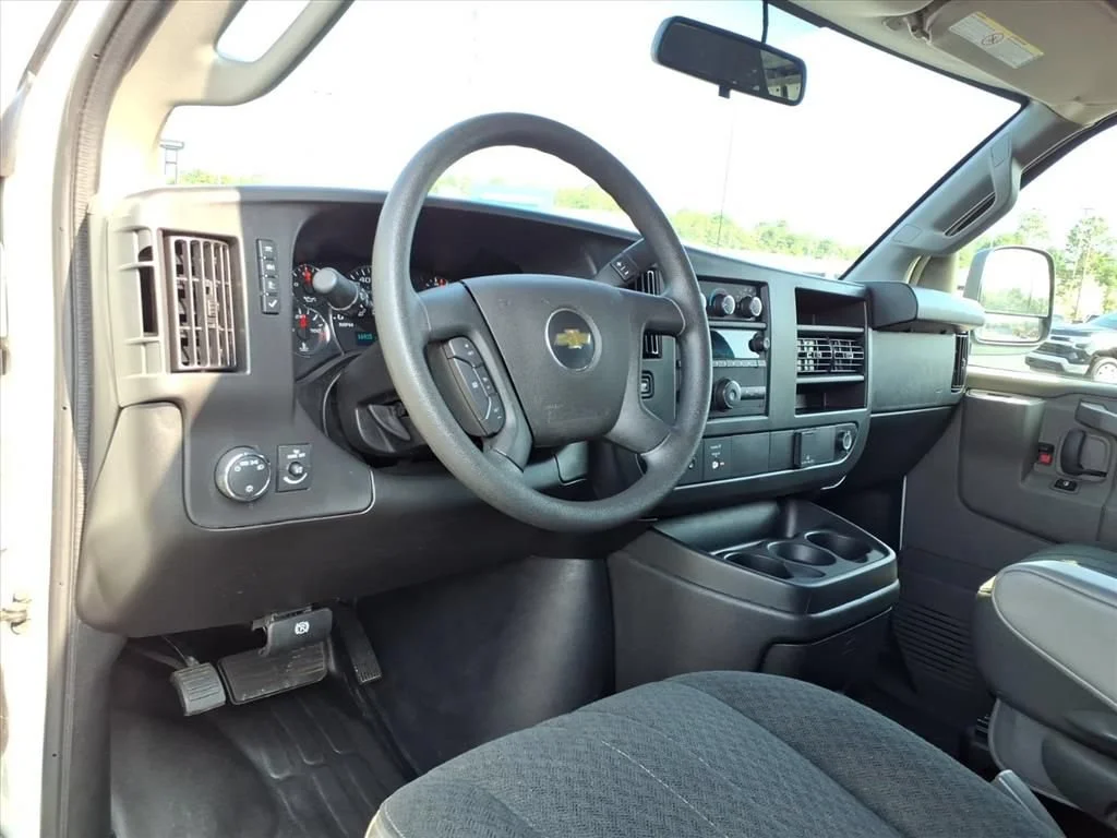 Used 2025 Summit White Chevrolet WT image 23