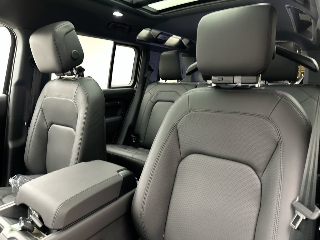 New 2026 Santorini Black Metallic Land Rover X-Dynamic SE image 10
