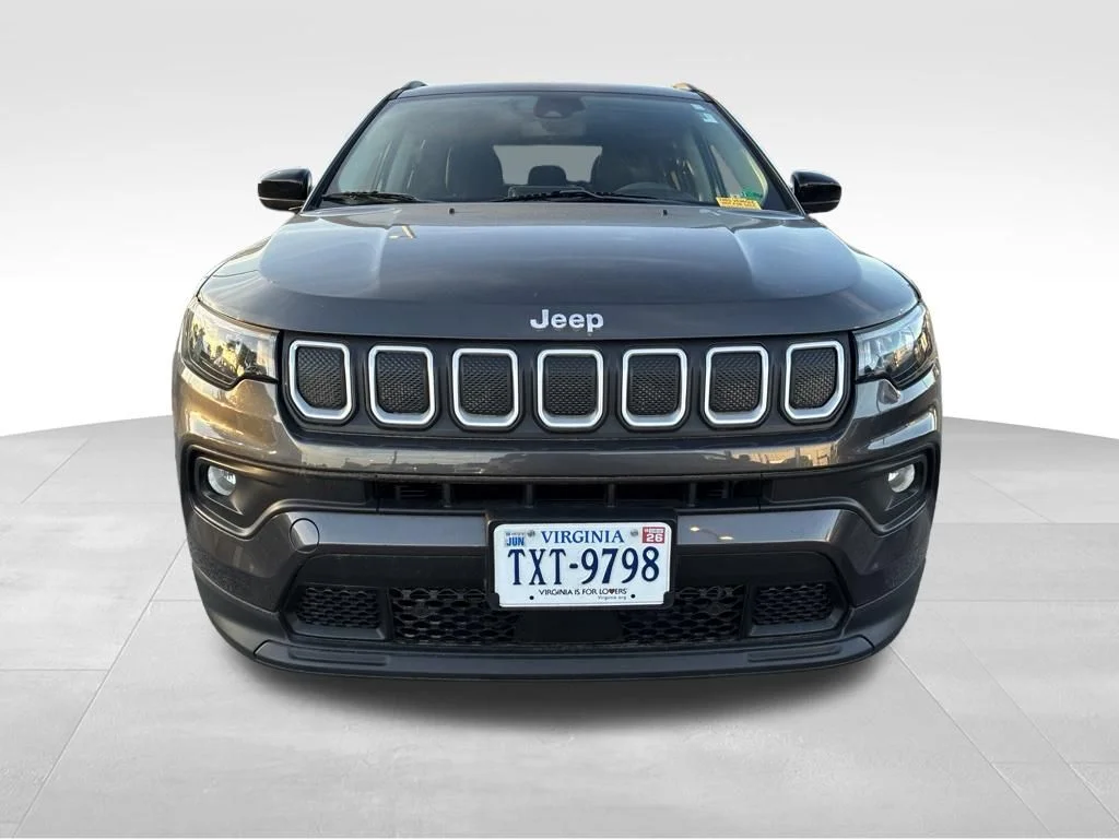 Used 2022 Gray Jeep Latitude image 9