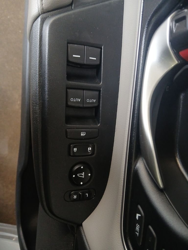 Used 2019 Silver Honda EX-L image 28