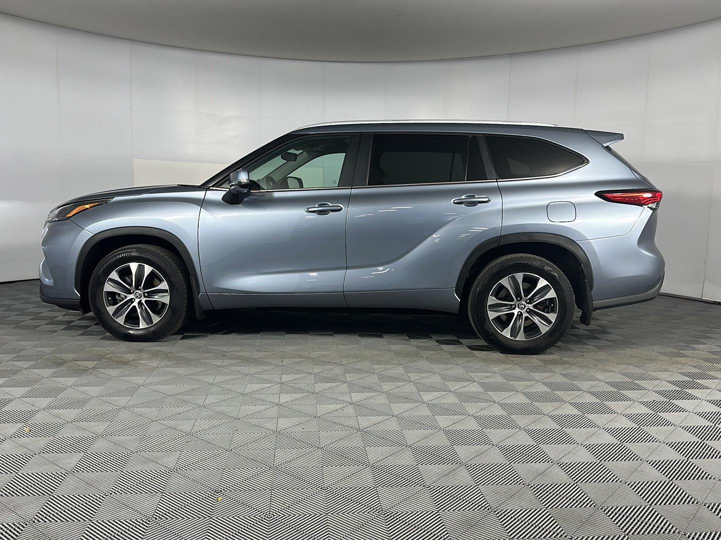 Used 2023 Moon Dust Toyota XLE image 4