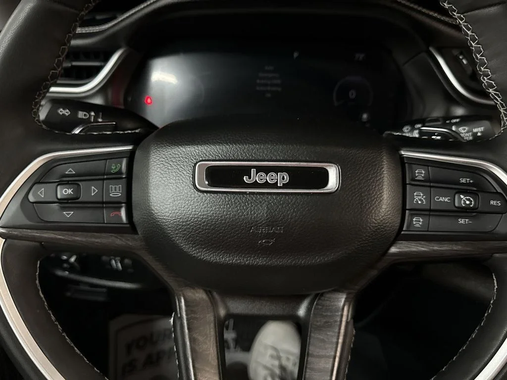 Used 2023 Velvet Jeep Limited image 17