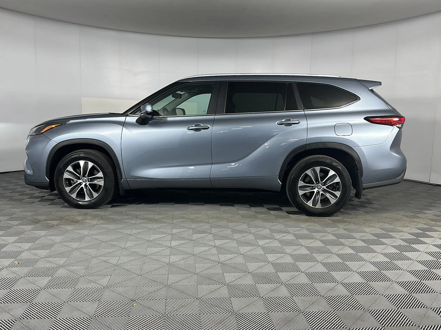 Used 2023 Moon Dust Toyota XLE image 4