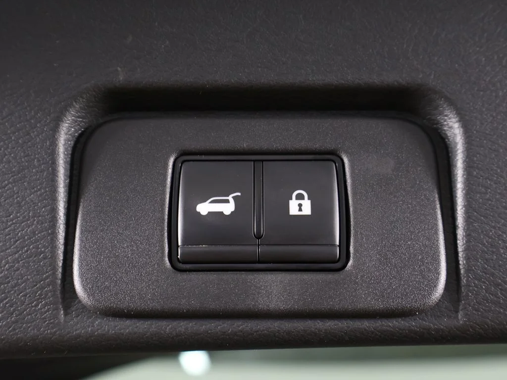 Used 2023  Nissan Platinum image 22