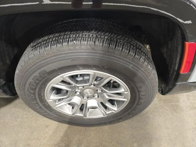 Used 2023 Silver Jeep Base image 10