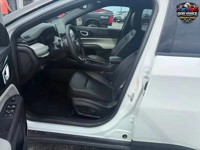 Used 2025 White Jeep Limited image 9